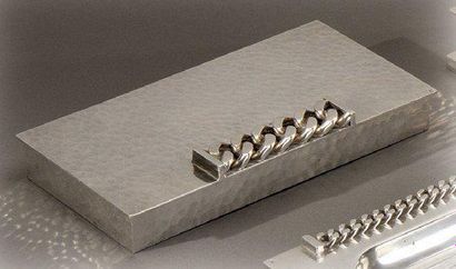 Jean DESPRES (1889-1980) Boîte rectangulaire en métal argenté martelé, le couvercle...