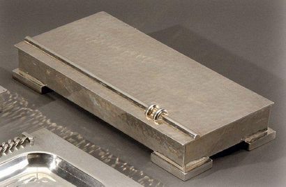 Jean DESPRES (1889-1980) Grande boîte rectangulaire en métal argenté martelé. Pieds...