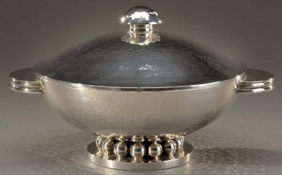 Jean DESPRES (1889-1980) Important légumier rond couvert en métal argenté, le corps...