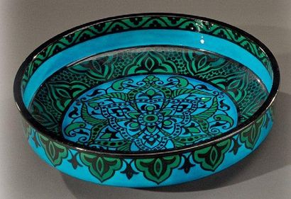 Paul MILLET (1870-1950) à SEVRES Coupe creuse en céramique sur fond bleu turquoise...