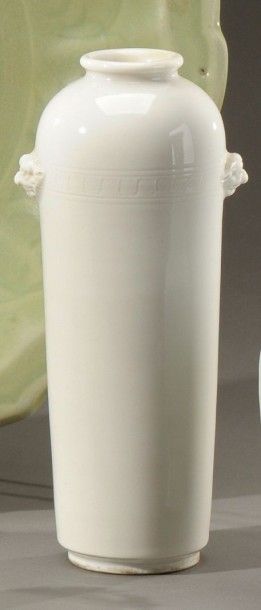 null Vase de forme rouleau en porcelaine émaillée blanc de Chine à décor d'une frise...