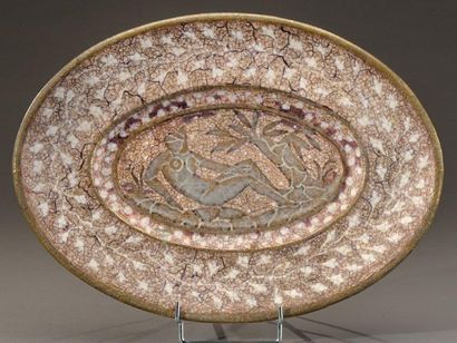 Jean MAYODON (1893-1967) Plat ovale en céramique à émail craquelé et reflets métalliques,...