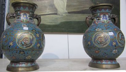 null Paire d'importants vases balustre en bronze cloisonné à décor d'une large frise...