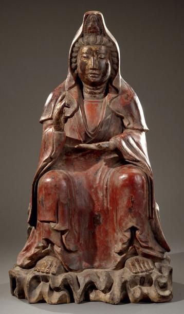 VIÊT NAM Statuette de Guan Yin en bois laqué polychrome assise sur un rocher XIXe...