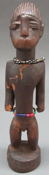 null Figurine de jumeau Ibéji (Yoruba) en bois à patine brune. Un collier et une...
