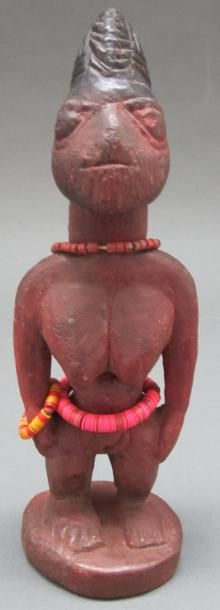 null Figurine de jumeau Ibéji (Yoruba) en bois à patine rouge figurant une jeune...
