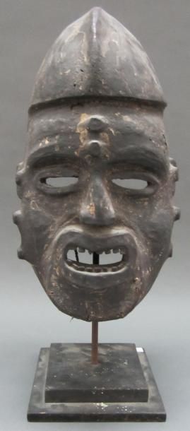 null Masque Widekum. Frontière Nigéria/Cameroun. Début du XXe siècle Masque heaume...