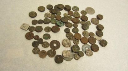 null Un lot de 77 monnaies divisionnaires indiennes, principalement en bronze. XIXe...