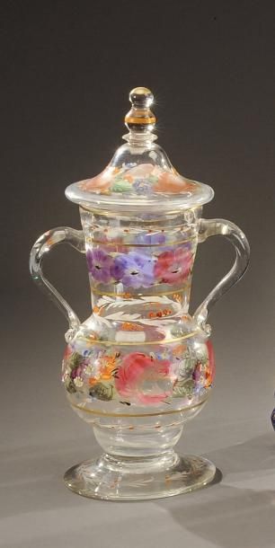 null Vase couvert en verre translucide, flanqué de deux anses, décoré de fleurs polychromes...