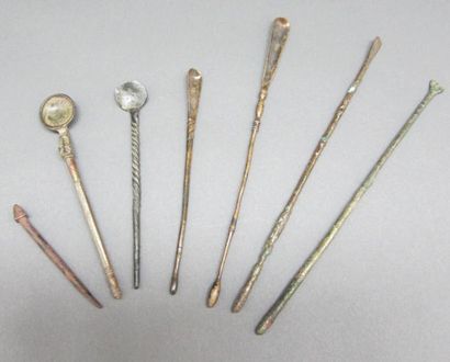 null Ensemble de sept instruments de chirurgie (dont quelques cuillères). Bronze...