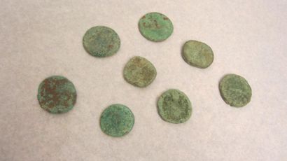 null Un lot de huit pièces romaines usées
