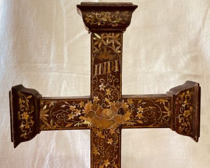 null Crucifix en bois exotique à décor incrusté de nacre, de fleurs, rinceaux et...