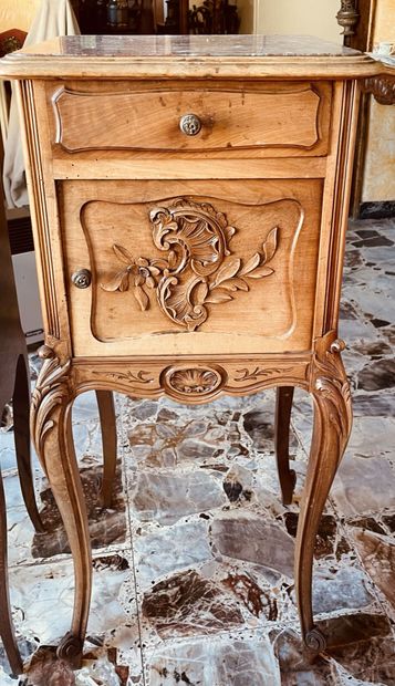 null Trois tables de chevet en bois naturel : 
l'une de style Louis XV vers 1900...