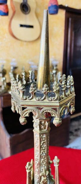 null Pique-cierge d'autel en bronze doré à décor néo-gothique.
Fin XIXe siècle.
H....