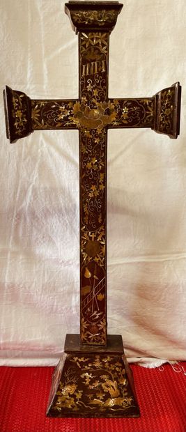 Crucifix en bois exotique à décor incrusté...