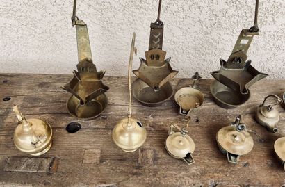 null Mannette comprenant divers lampes à huile en laiton et cuivre.
XIXe-XXe siècle.
En...