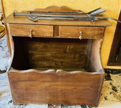 null Meuble à bûches en sapin ouvrant à deux tiroirs 
Travail rustique du XIXe -...