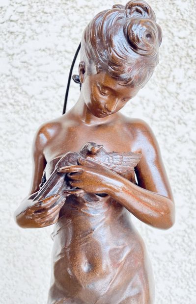 null Hippolyte MOREAU (1832-1926)
"Jeune femme à la colombe"
Bronze à patine brune...