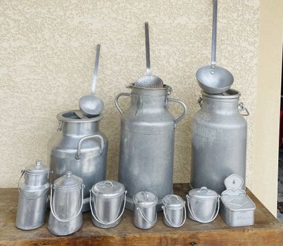 null Ensemble en aluminium composé de : pots à lait, porte-allumette, deux louches...