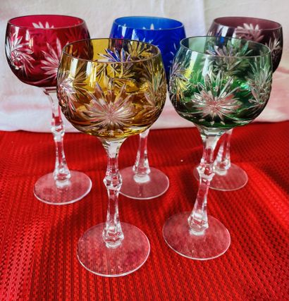 Cinq verres à vin du Rhin en cristal taillé...