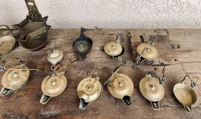 null Mannette comprenant divers lampes à huile en laiton et cuivre.
XIXe-XXe siècle.
En...
