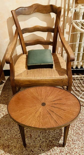 null Lot comprenant : un fauteuil paillé, une table basse en bois de placage et un...