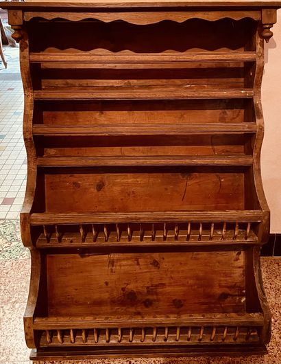 null Deux étagères dont un vaisselier en bois naturel.
Travail rustique, fin XIXe-début...
