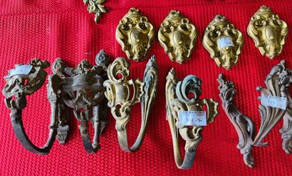 null Ensemble de bronzes décoratifs comprenant: porte-embrase, appliques, patères...