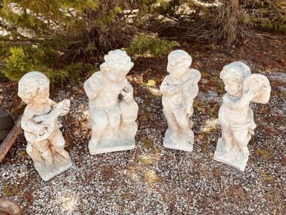 null Lot de quatre sculptures de jardin en pierre reconstituée figurant des enfants...