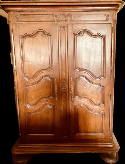 null Armoire en noyer mouluré, la corniche droite, ouvre par deux portes et deux...