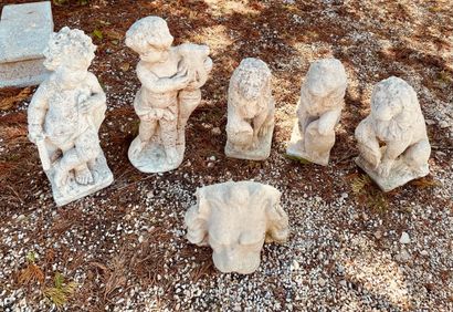 null Lot comprenant six sculptures de jardin en pierre reconstituée figurant des...