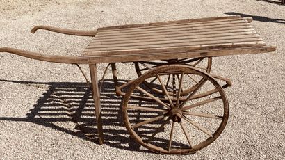 null Charrette de marché à bras en bois et ferraille avec ses suspensions. 
Art populaire...