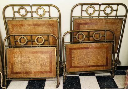 null Paire de petits lits en métal doré et bois de placage.
XXe siècle.
H. 125 cm...