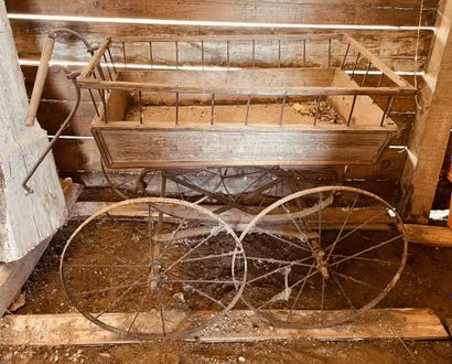 null Petite cariole à pousser en bois et ferraille.
Fin du XIXe- début du XXe siècle....