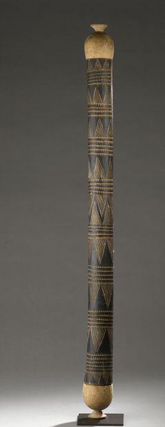 Carquois Tutsi, Rwanda
L. 113 cm
Soclé.

Carquois...
