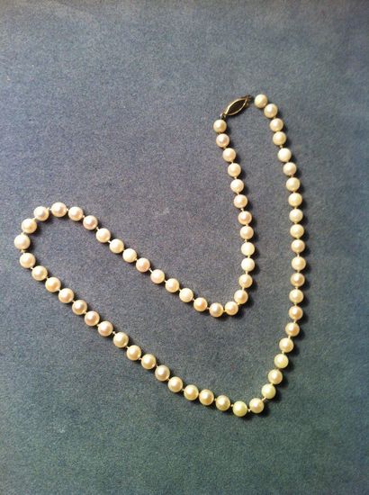 null Collier de perles de cultures blanches choker certaines perles sont usées, fermoir...
