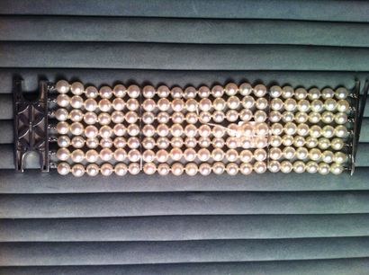 null Important bracelet manchette composé de sept rangs de perles de cultures blanches...