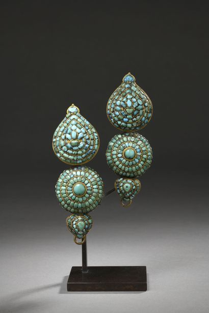 Tibet, XIXe siècle 
Paire de pendants d'oreille...
