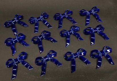 null Ensemble de douze porte-couteaux en porcelaine bleue en forme de noeuds de ruban
XXe...