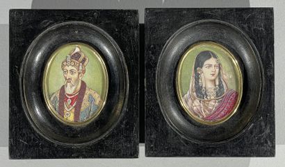 null ^ INDE
Paire de miniatures ovales : portrait en buste d'un maharaja et portrait...