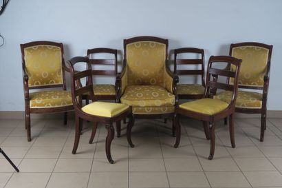 null Ensemble de mobilier de salon comprenant : une bergère, deux fauteuils et quatre...