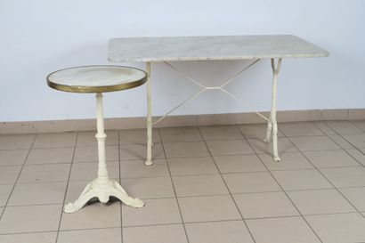 null Deux tables de bistrot en fonte laquée blanc, dessus de marbre blanc, l'une...