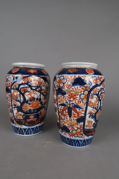 null CHINE - XXe siècle
Paire de vases en porcelaine à décor Imari 
H. 25,5 cm
