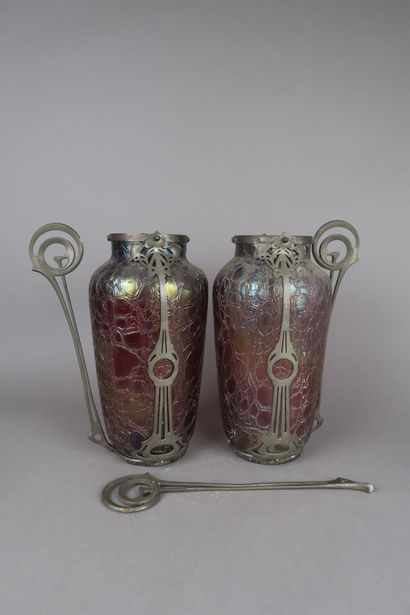 null AUTRICHE
Paire de vases en verre rouge à lustre métallique 
Début XXe siècle
H....