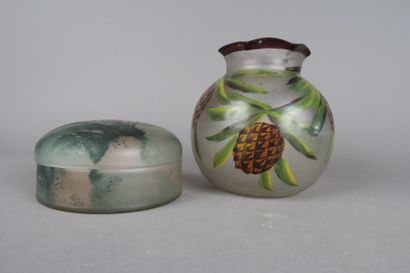 null Vase boule en verre dépoli à décor émaillé polychrome d'ananas et bonbonnière...