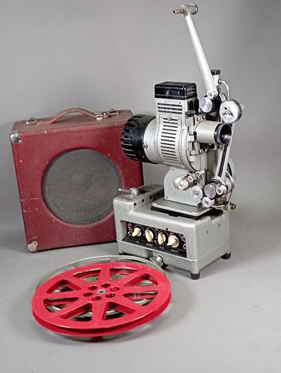 null Lot comprenant : 
- un projecteur cinématographique 16 mm sur sa base sonore...
