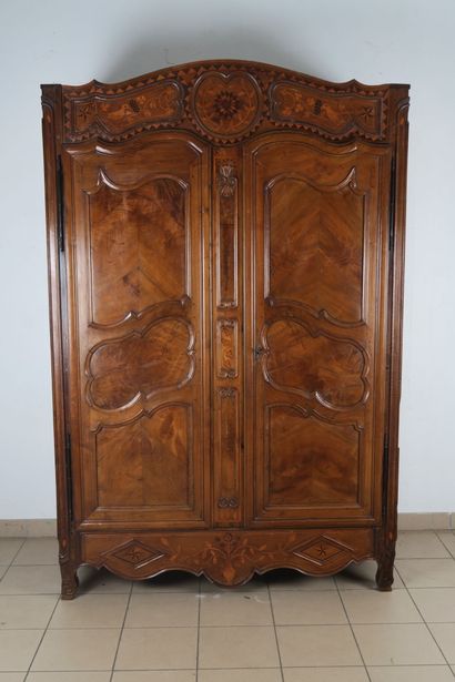 null Armoire en noyer mouluré et sculpté, ouvrant par deux portes, à décor incrusté...