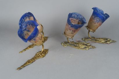 null Deux paires d'appliques en bronze, les abat-jour en verre marmoréen dans le...