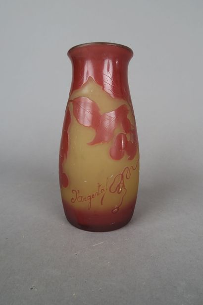 null D'ARGENTAL
Vase en pâte de verre multicouche gravé, signé
H. 12 cm