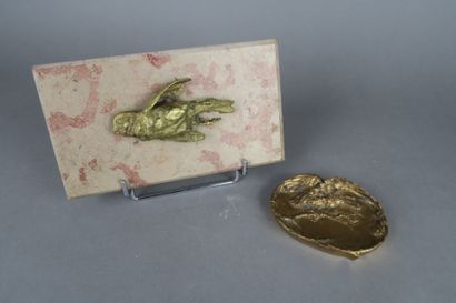 null Albert MARIONNET (1852-1910)
Cendrier en bronze doré à décor d'un aigle 
L....